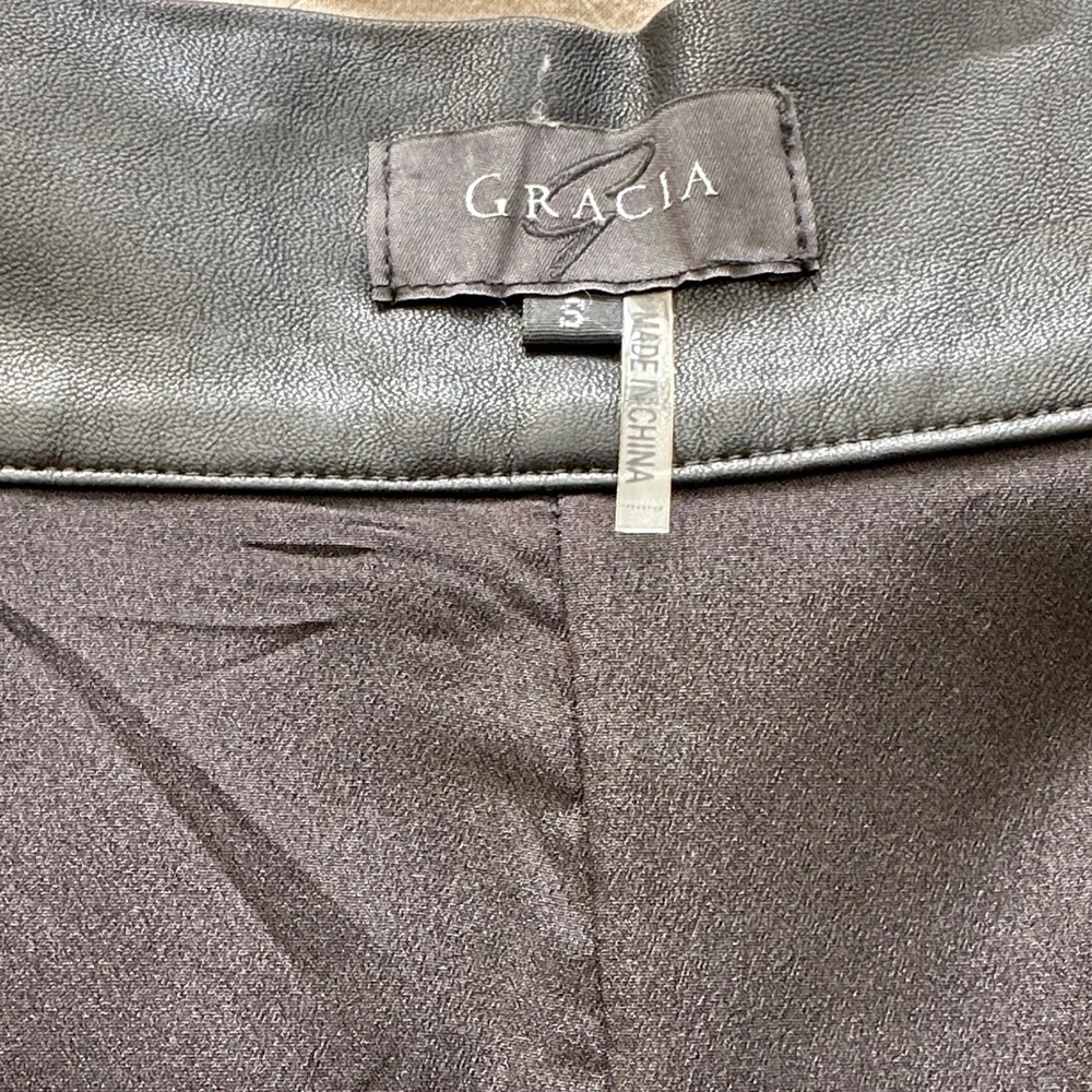 Gracia Black Pencil Skirt - Picture 4 of 6
